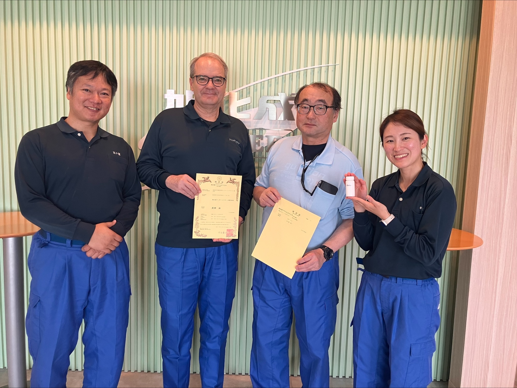限られたシリコーンで差をつける ― 離型剤の開発と特許（特許第7776272号）―　 本村さん（開発担当）インタビュー 開発の出発点は「競合との差」
